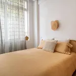 A Modern Renovated Apartment Near Metro Line 2