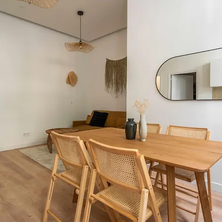 Apartment A Modern Renovated Near Metro Line 2 *