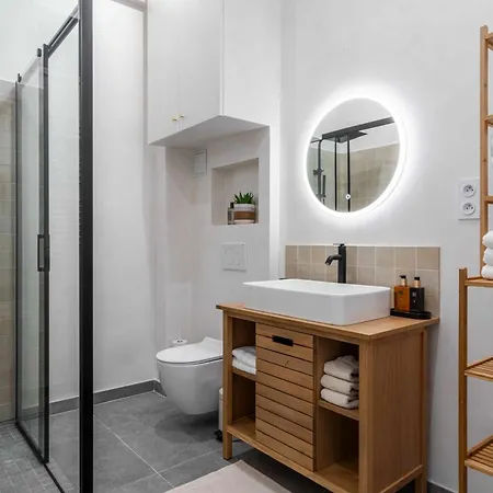 Apartment A Modern Renovated Near Metro Line 2