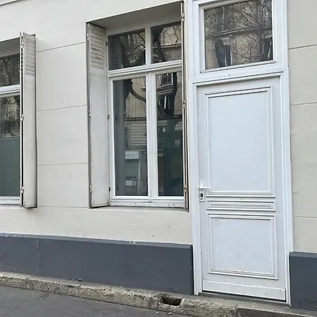 A Modern Renovated Near Metro Line 2 *