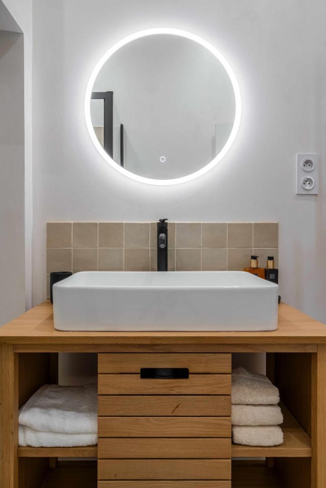 A Modern Renovated Near Metro Line 2 *
